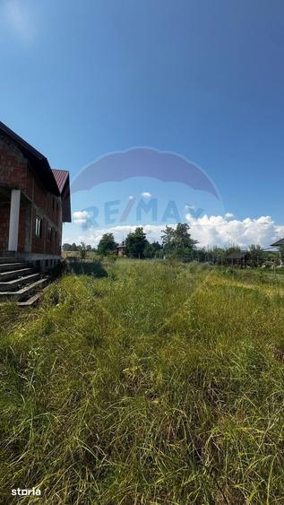 Teren de 1000 mp, în Costâna