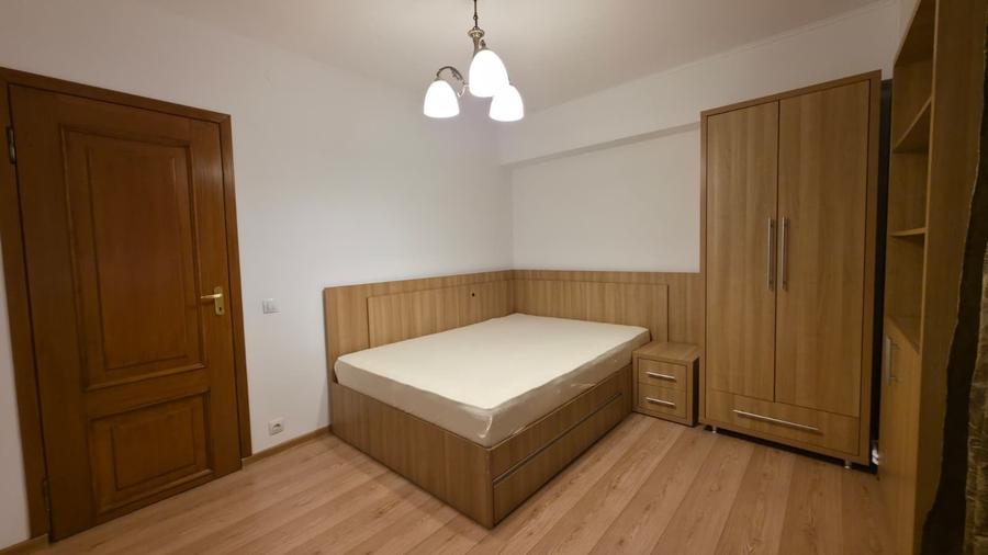 Apartament cu 4 camere decomandat în Tineretului