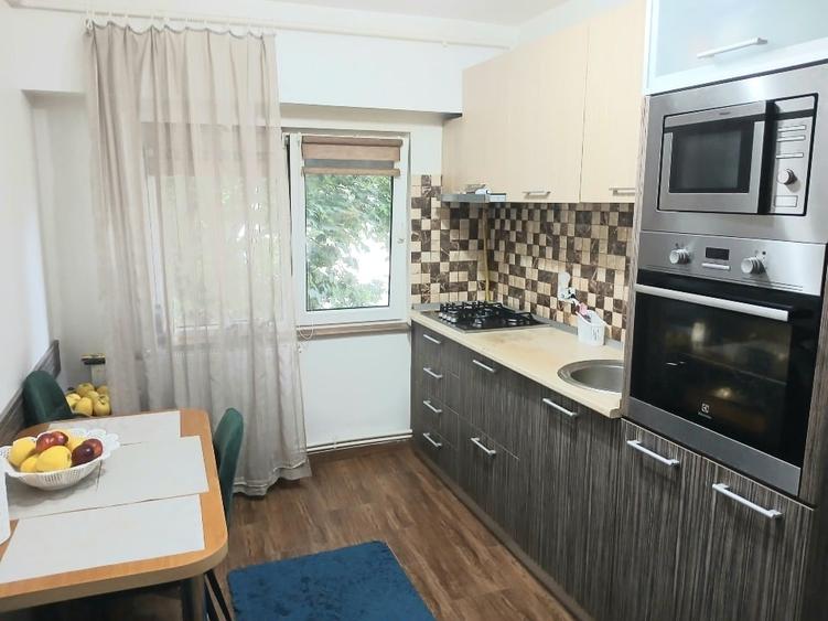 Apartament cu 2 camere decomandat, mobilat în Casa de Cultură