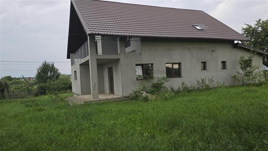 Casă cu 5 camere cu Teren 1483 Mp în Mitocu Dragomirnei