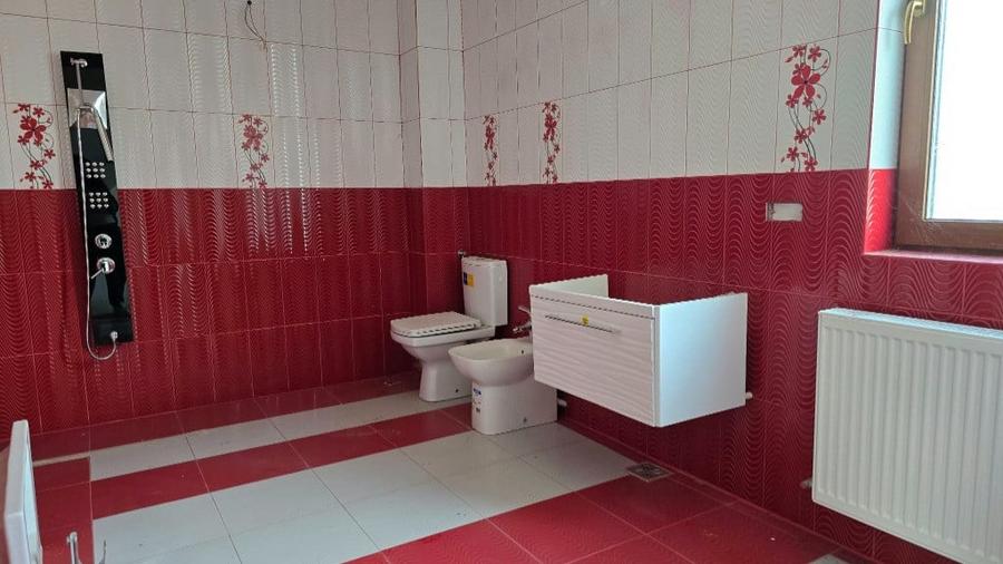 Casă cu 8 camere cu Teren 830 Mp în Brănișca