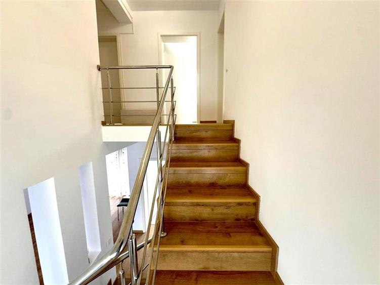 Duplex cu 4 camere cu Canalizare în Rediu