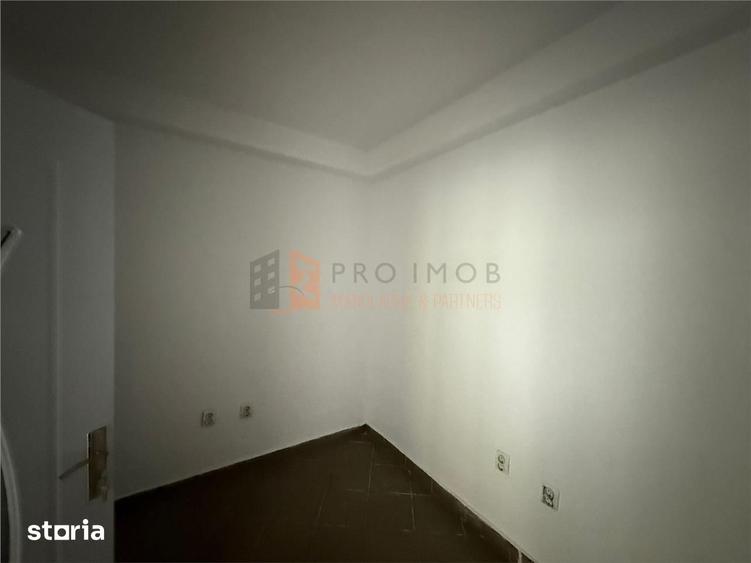 Casă cu 8 camere decomandat cu Teren 30 Mp în Siriu