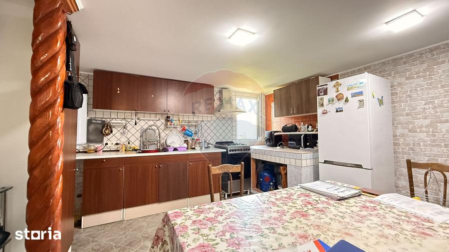 Casă cu 7 camere cu Teren 1592 Mp în Periș