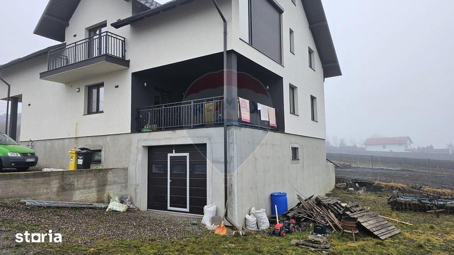 Casă cu 5 camere cu Teren 2500 Mp în Moara