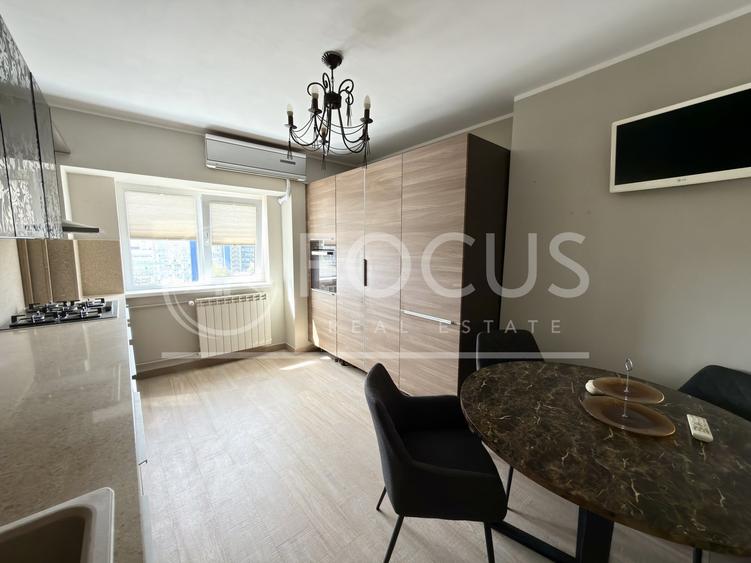 Apartament cu 4 camere semidecomandat, mobilat în P-ța Victoriei