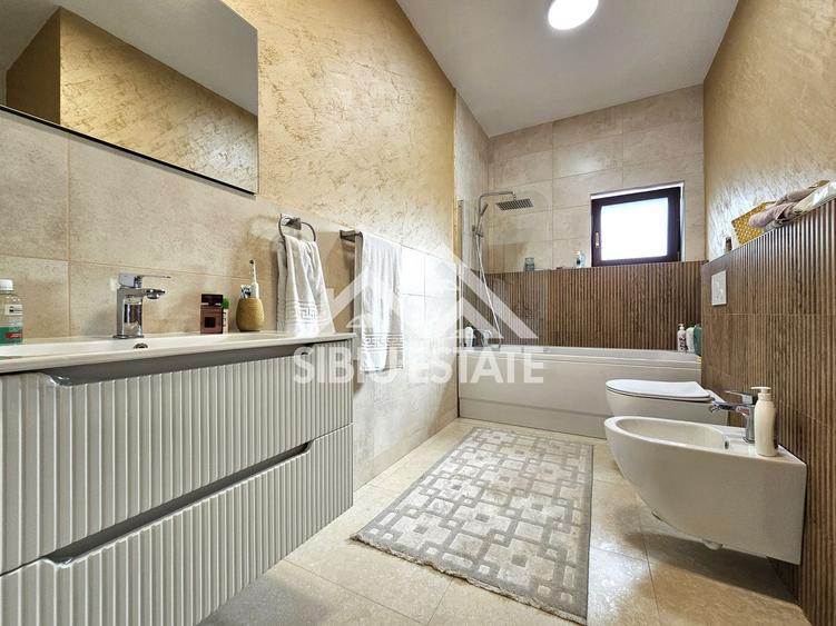 Casă individuală cu 5 camere cu Canalizare în Central