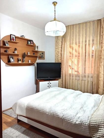 Casă individuală cu 10 camere cu Garaj în Cetate