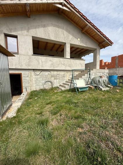 Casă cu 4 camere în Alparea