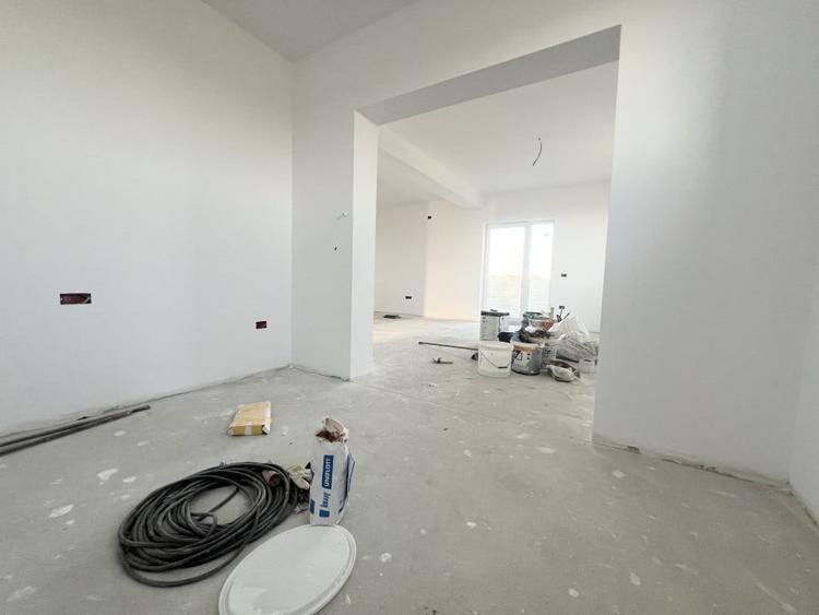 Duplex cu 4 camere cu Canalizare în Giarmata
