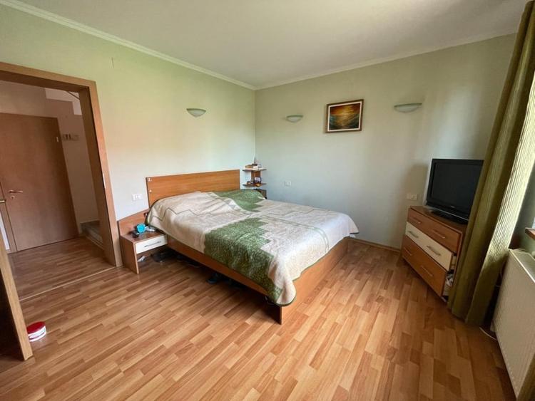 Casă individuală cu 7 camere cu Canalizare în Aradului