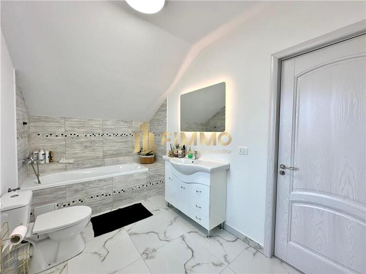 Casă individuală cu 5 camere cu Teren 250 Mp în Est