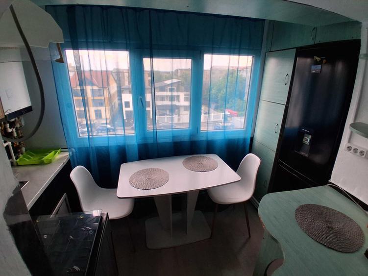 Apartament cu 3 camere decomandat în Exterior Vest