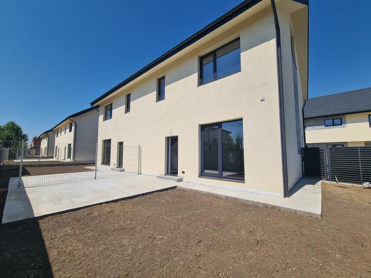 Duplex cu 4 camere cu Teren 230 Mp în Odăi