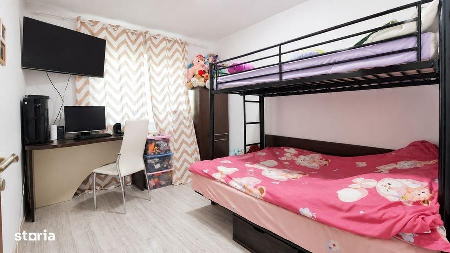 Apartament cu 3 camere decomandat în Nicolina