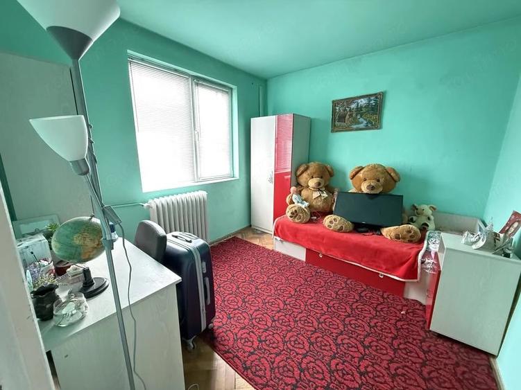 Apartament cu 3 camere semidecomandat în Girocului