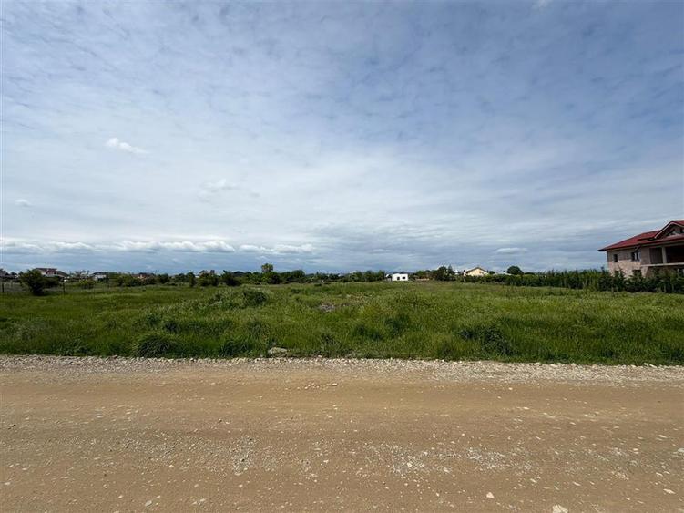 Teren Construcții intravilan de 2551 mp, în Est