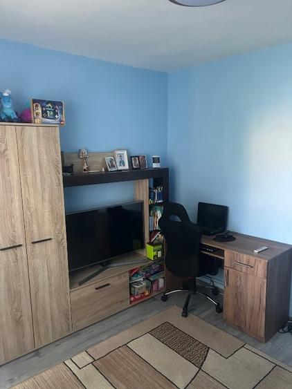 Apartament cu 3 camere semidecomandat, mobilat în Micro 15