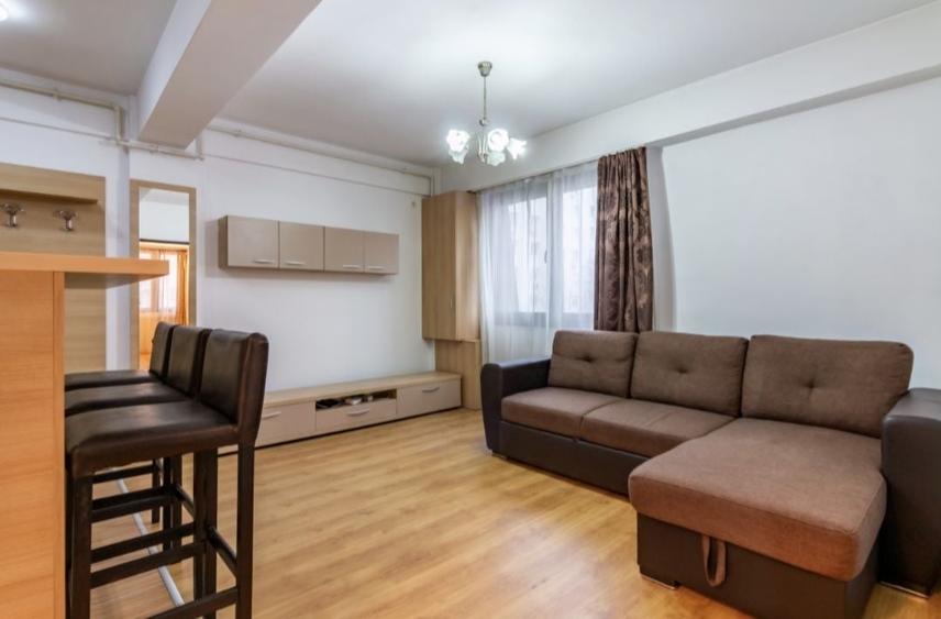 Apartament cu 3 camere semidecomandat în Runcu