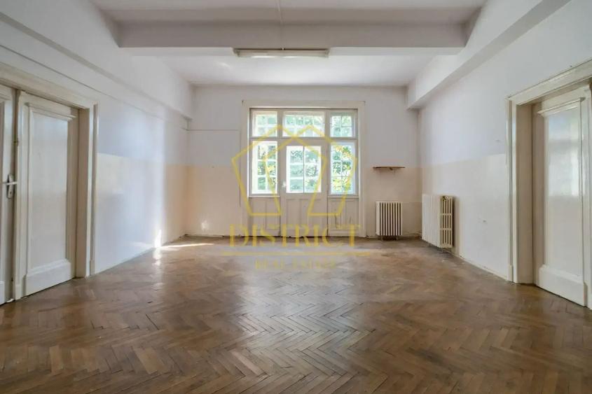 Casă individuală cu 30 camere cu Canalizare în Central