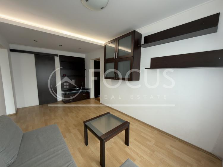 Apartament cu 3 camere semidecomandat, mobilat în Tei