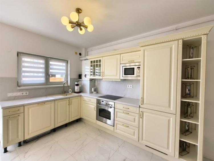 Apartament cu 3 camere semidecomandat în Central