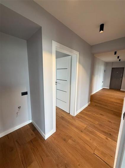 Apartament cu 3 camere decomandat în Tractorul
