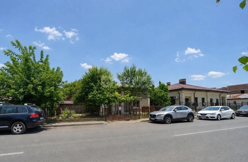 Casă cu 3 camere în Sărărie