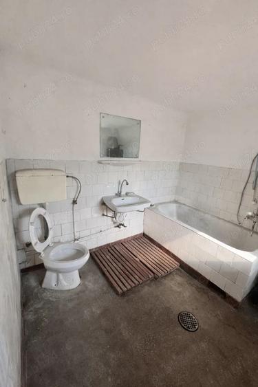 Casă cu 3 camere cu Canalizare în Central