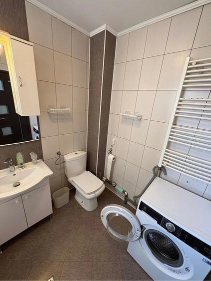 Apartament cu 3 camere semidecomandat în Ghencea