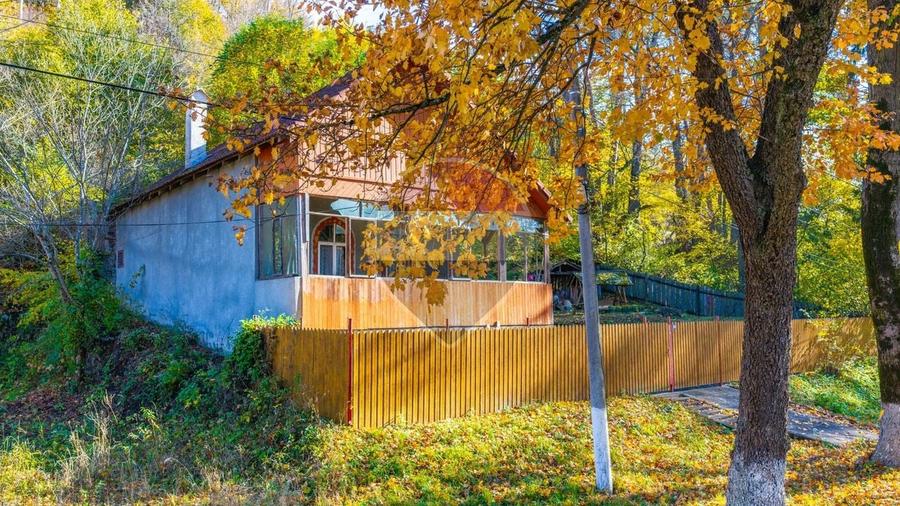 Casă individuală cu 6 camere cu Teren 5178 Mp în Vâlcele