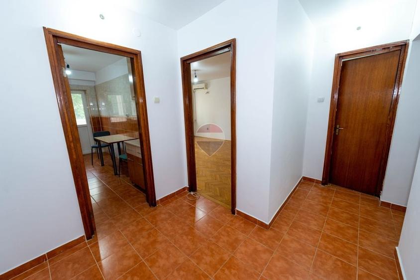 Apartament cu 3 camere decomandat în Victoriei