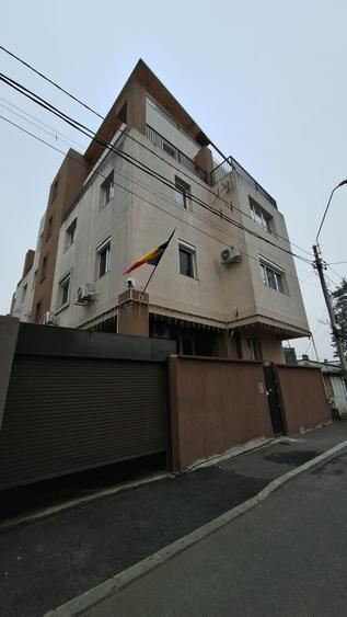 Casă individuală cu 12 camere cu Canalizare în Colentina