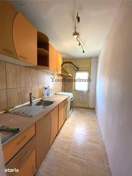 Apartament cu 3 camere semidecomandat în Craiovița Nouă