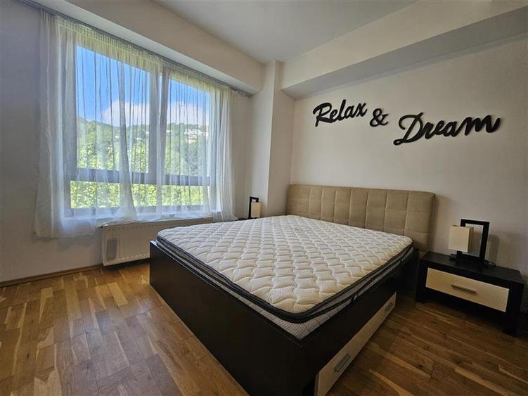 Apartament cu 2 camere semidecomandat, mobilat în Schei
