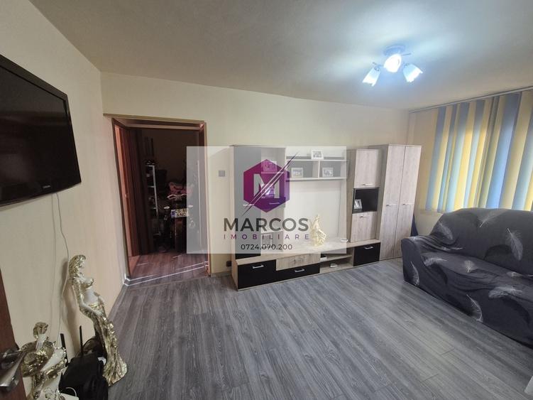 Apartament cu 3 camere semidecomandat, mobilat în Micro III