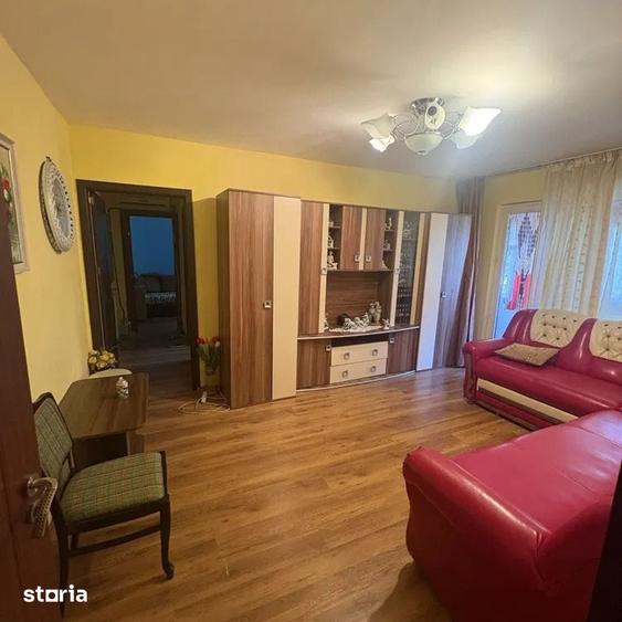 Apartament cu 3 camere semidecomandat în Craiovița Nouă
