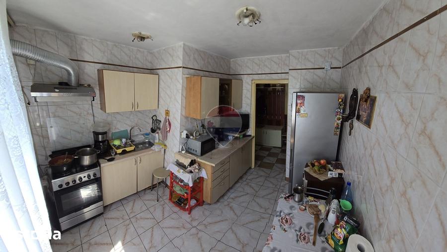 Apartament cu 3 camere decomandat în Berceni