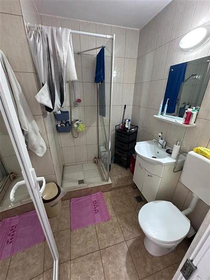 Apartament cu 3 camere semidecomandat în Podu Roș