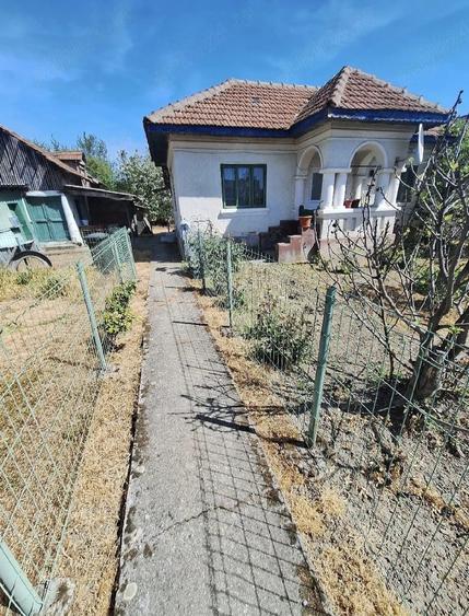 Casă cu Teren 1000 Mp în Arginești