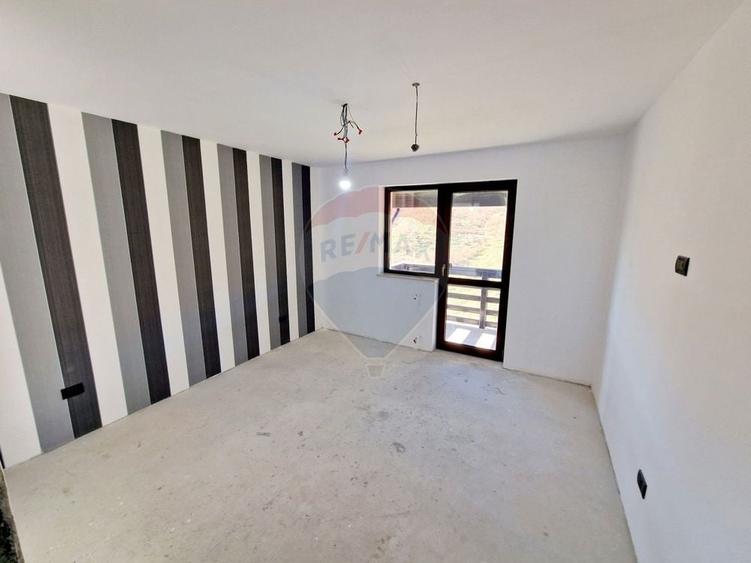 Casă cu 8 camere cu Teren 1502 Mp în Central