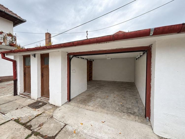 Casă individuală cu 7 camere cu Canalizare în Central