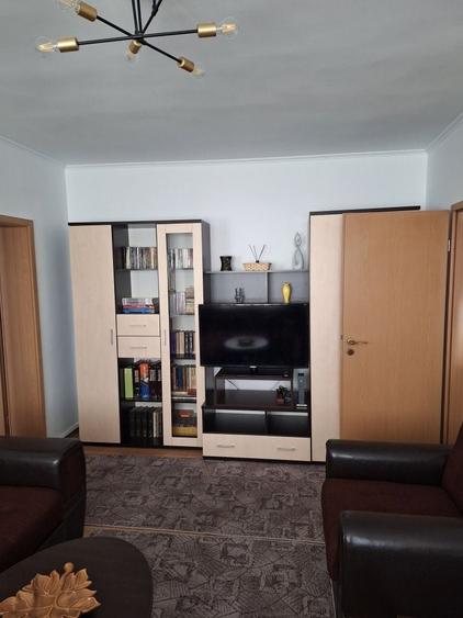 Apartament cu 3 camere semidecomandat în Cetate