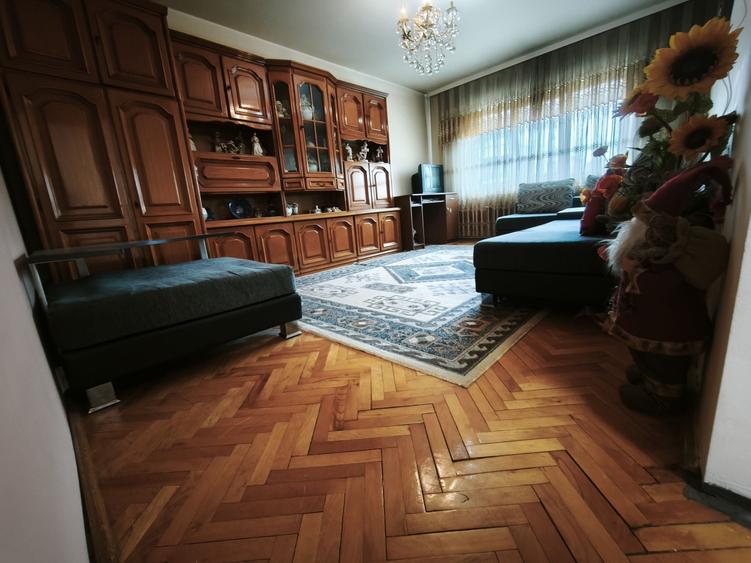 Apartament cu 3 camere decomandat în Decebal