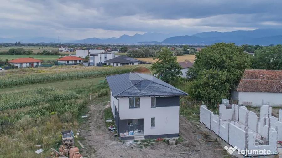 Casă cu 4 camere cu Teren 500 Mp în Stupini