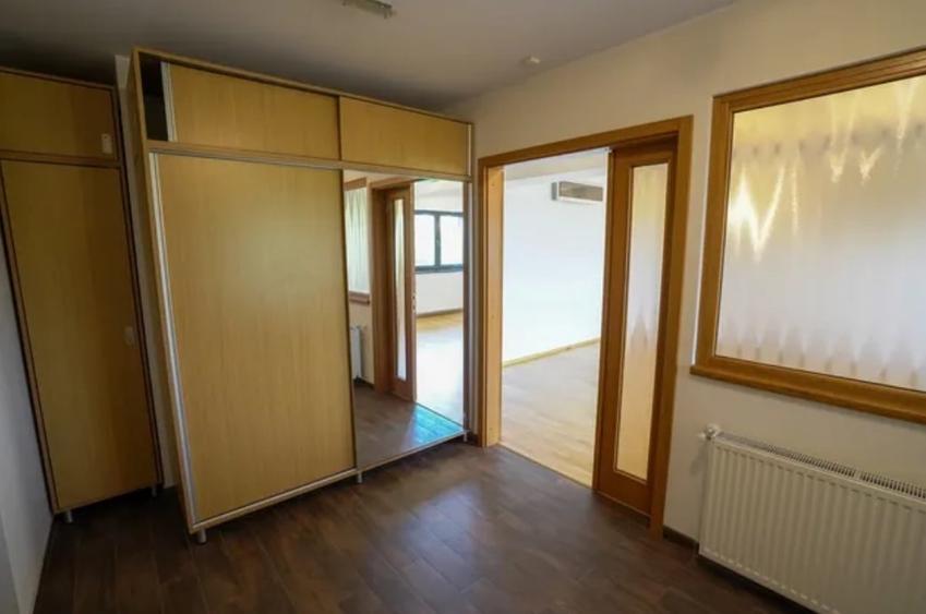 Apartament cu 3 camere semidecomandat în Băneasa
