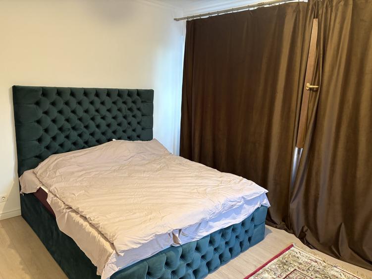 Apartament cu 3 camere semidecomandat în Jiului