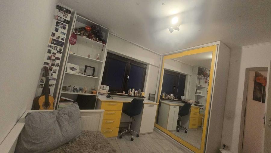 Apartament cu 4 camere semidecomandat în Crângași