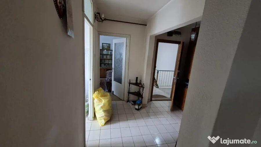 Apartament cu 4 camere decomandat în Republicii