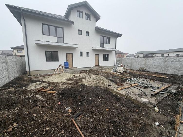 Duplex cu 3 camere cu Canalizare în Central